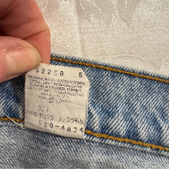 Vintage Levi’s Women’s Blue Jeans High-rise, Tapered Leg - Picture 8 of 8